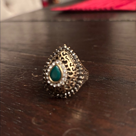 Elegant vintage Gold and Green Teardrop Ring
